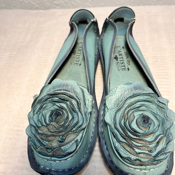 Elegant Teal Leather Moccasins with Floral Accents - Picture 4 of 6